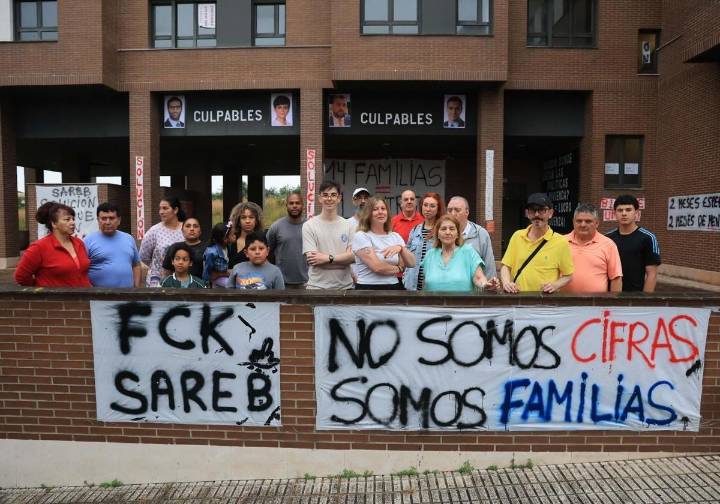 Ultimátum de la Sareb a los vecinos del «bloque en lucha» de Contrueces: deben presentar un plan de pagos en diez días