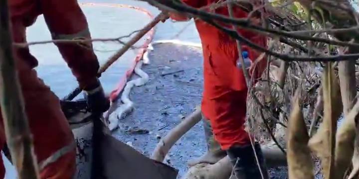 Pemex anuncia limpieza y contención de hidrocarburos tras derrame en río Pantepec, Veracruz