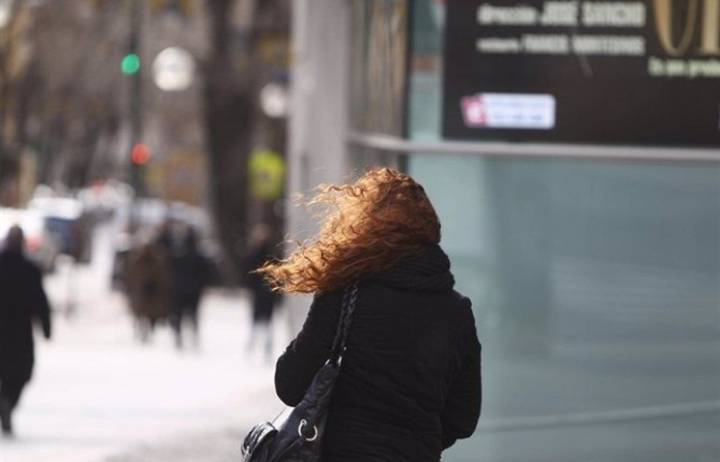 Fin de semana con nubes, lluvias débiles en el norte y notable descenso térmico el domingo