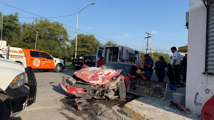 Mujer resulta lesionada tras chocar contra vivienda en Apodaca