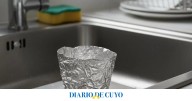 Para qué sirve el truco del papel aluminio en forma de vaso y cómo ayuda al desagüe de la cocina