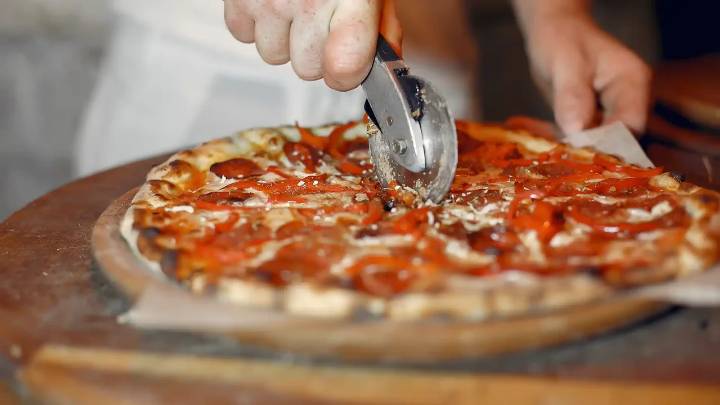 Icónica pizzería a nivel mundial anunció sorpresiva quiebra y cerrará 68 de sus sedes, ¿Qué pasará en Colombia?