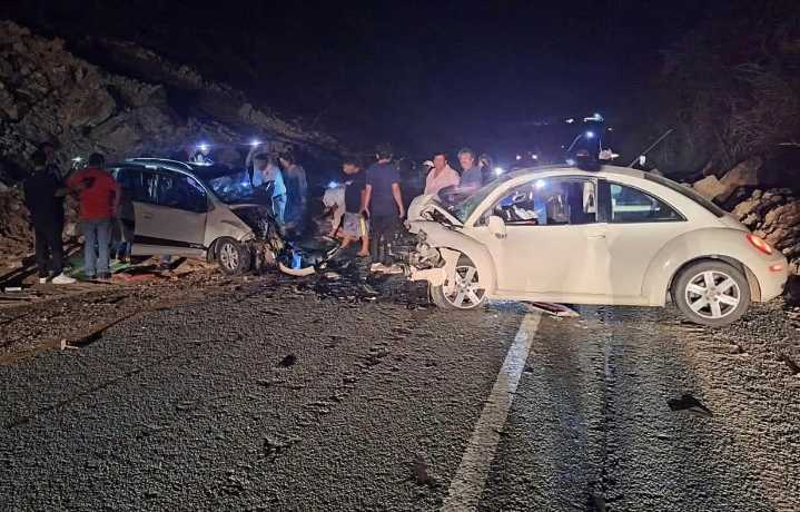 Choque frontal entre Beetle y Chevy deja 5 heridos en la supercarretera a Puerto Escondido, aclara Guardia Nacional