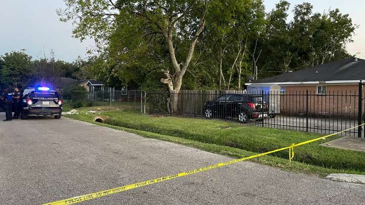 Houston: Sunnyside house shooting kills one, injures another; gunman on the run, police say