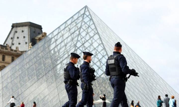 Cinco nuevos detenidos en Francia tras robo de Louvre
