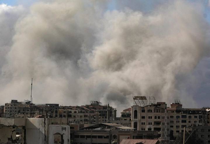 Continúan bombardeos y víctimas en Gaza mientras se preparan negociaciones de...