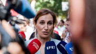Mónica García carga contra la sanidad 'low cost' de Ayuso y critica su viaje a EEUU: "Ha vuelto al rancho de Trump"