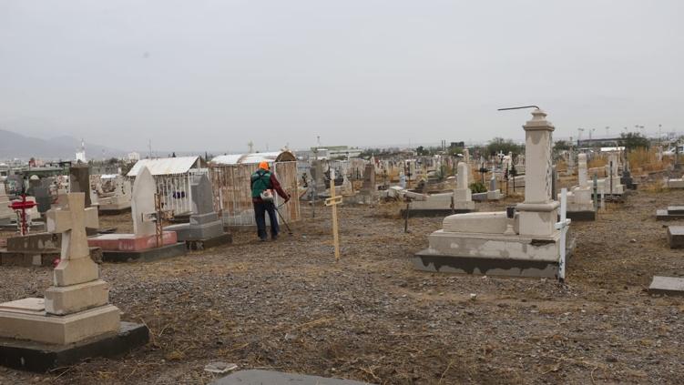 Comenzaron preparativos en panteones municipales por Día de Muertos