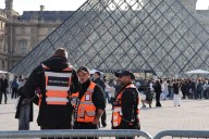 La policía de Francia arresta a dos sospechosos relacionados con un robo en el Museo del Louvre
