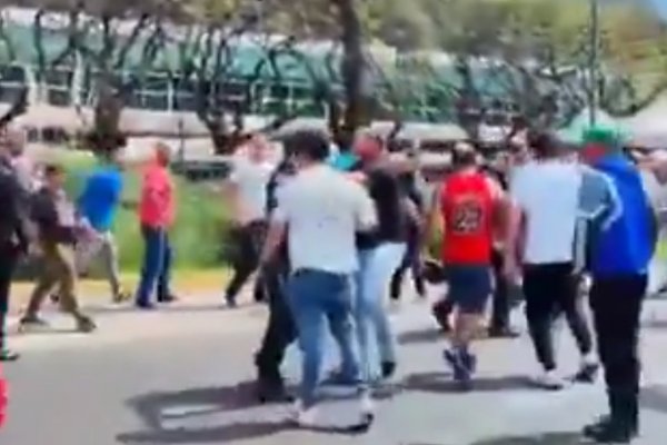 Tremenda batalla campal entre taxistas y choferes de aplicaciones frente a Aeroparque