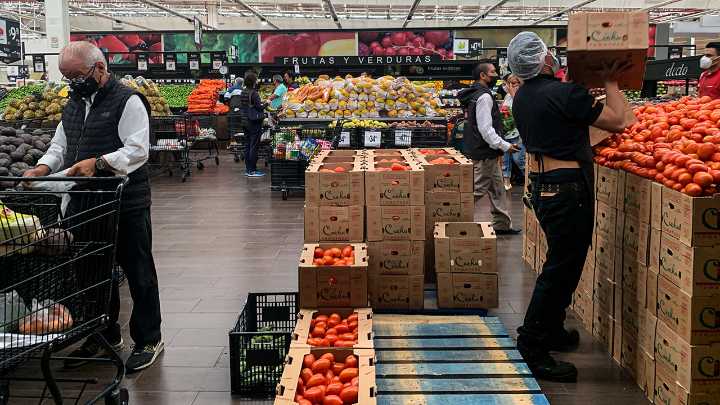 Inflación en México se modera más de lo previsto en primera quincena de octubre