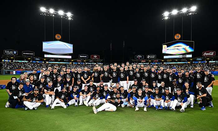 Vence Dodgers a Filis y los elimina tras error de lanzador
