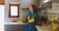 No querer visitas en casa: lo que dice la psicología sobre esta elección