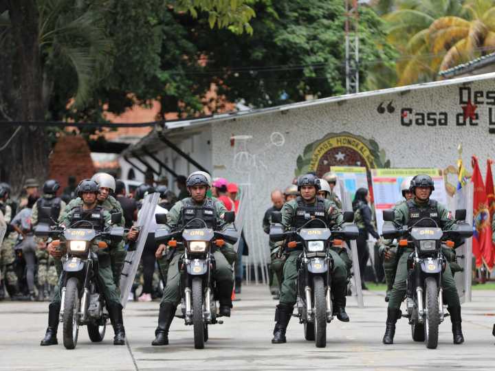 Venezuela despliega militares para impedir que se instale "un gobierno arrodillado" a Estados Unidos