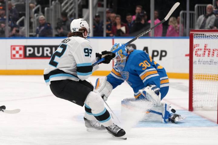 Cooley's hat trick leads Mammoth past Blues, 7