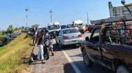 Choque entre camión y combi paraliza la carretera Tequesquitengo