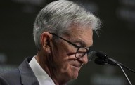 Advierte Powell que riesgos para el empleo han aumentado