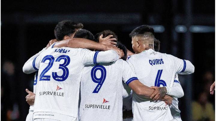 Vélez se lo empató con diez a Riestra en una intensa lucha por la cima