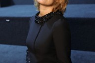 El vestido sesentero de Pamela Anderson es el que mejor queda con su corte años 70