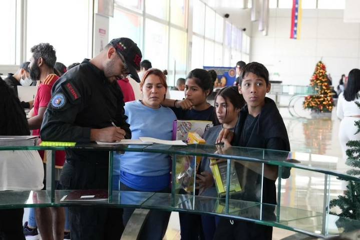 Arriba nuevo vuelo con 290 migrantes venezolanos desde EEUU