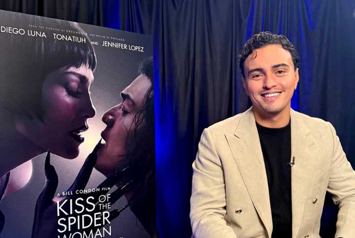 El actor Tonatiuh se transforma en 'El beso de la mujer araña' con J