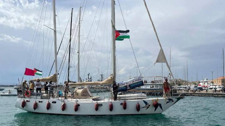 Flotilla nears Gaza amid 'Israeli vessel' approach