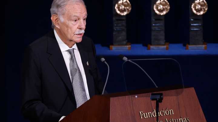 Discurso de Eduardo Mendoza, Premio de las Letras: "El colegio me volvió vago, malgastador y un poco golfo, tres cosas buenas para escribir novelas "