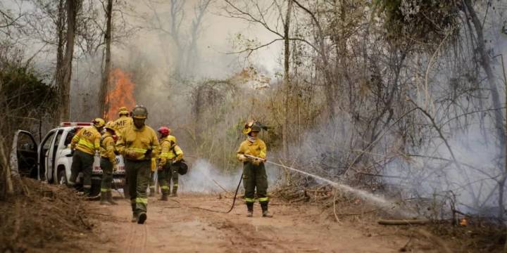Continúan las tareas para combatir dos incendios de gran magnitud que se desataron hace semanas en Salta