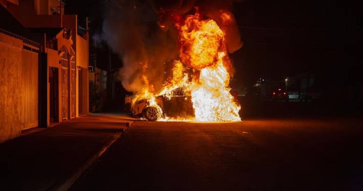 Pareja incendia vehículo en Zona Norte; fueron detenidos