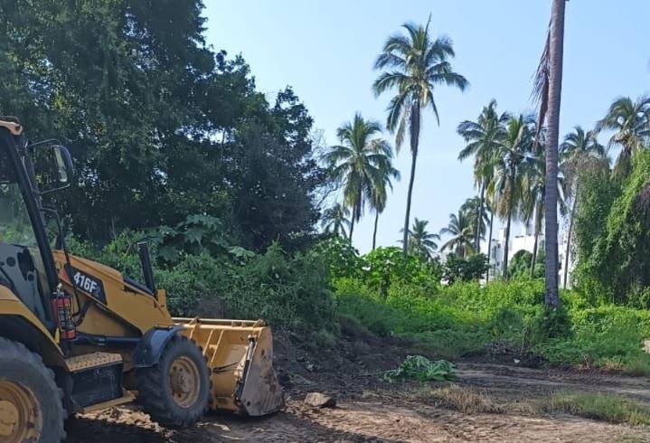 Limpian canal que conecta con la Laguna del Valle, en Manzanillo