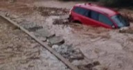 El río de Santa Eulària arrastra un coche hacia el mar