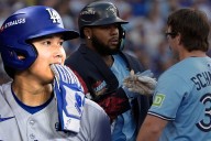 Shohei Ohtani tuvo que soportar ver a los Blue Jays castigando a uno de los mejores lanzadores de los Dodgers