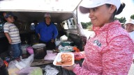 Campesinos y habitantes de comunidades reparten comida a usuarios varados durante bloqueos carreteros