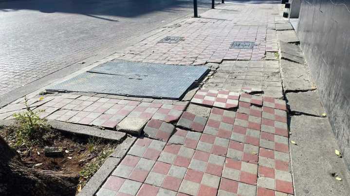 Maestra gana demanda millonaria a ciudad por caída en b...