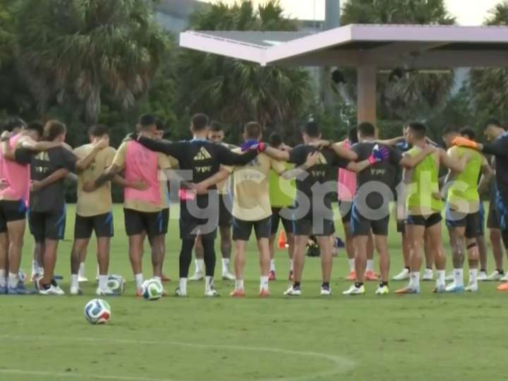 A Leandro Paredes le llegó la noticia del fallecimiento de Russo en plena práctica con la Selección Argentina: sentido minuto de silencio de los campeones del mundo