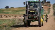 Encuentran el cuerpo sin vida de un hombre debajo de un tractor en Águilas