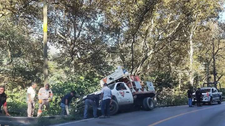 Camión repartidor de gas se accidenta en la carretera Zongolica