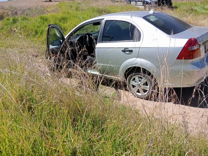 Supuesto asalto armado y disparos en Calpulalpan termina con vehículo abandonado y aseguramiento de rquipo balístico