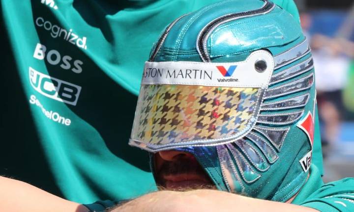 Jorge Campos le regaló camiseta a Alonso y Holyfield y Keylor Navas, en el ‘paddock’