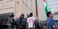 Marcha pro Palestina en Bucaramanga terminó con desmanes y grafitis en la Alcaldía