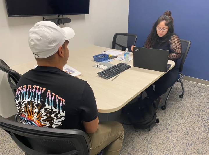 ¿Dónde hay ayuda legal gratis para casos de asilo en Charlotte?