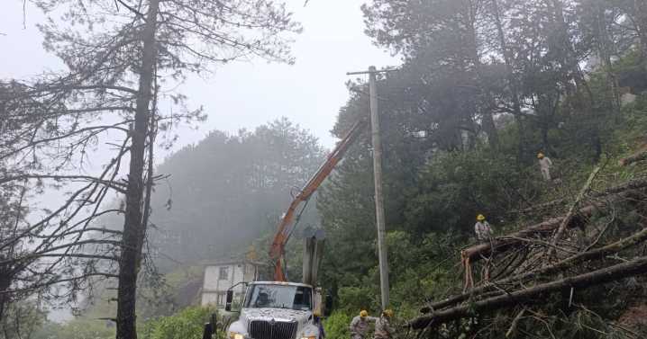 CFE trabaja en restablecimiento del suministro eléctrico tras lluvias; ¿cuál es el avance por estado?