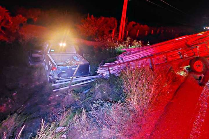 Animal provoca accidente en El Pescadero; camioneta se impacta y vuelca sin heridos graves