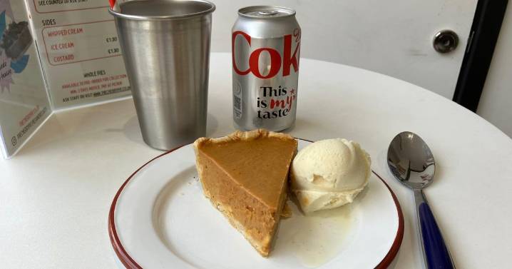 I tried an autumnal pie at a new retro American