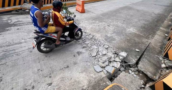 Earthquake off Philippines prompts tsunami warning