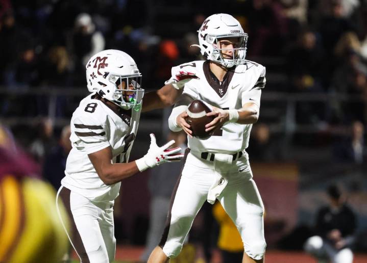 Football: Emmett Dowling lifts Mount Carmel past Loyola