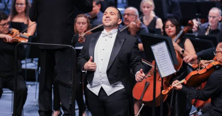 Condecora Universidad al tenor Andrés Moreno