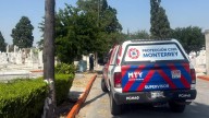 Mujer que estaba trabajando cae al interior de una tumba en Monterrey
