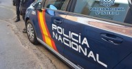 Un hombre agrede a un policía con un cuchillo, recibe dos disparos y se atrinchera en su casa