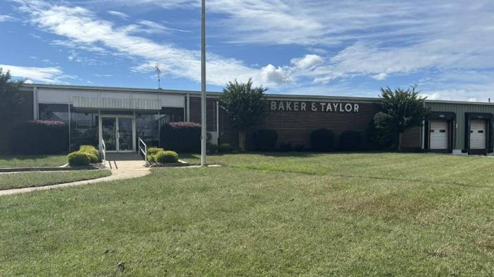 Employees say 100+ people jobless, given no severance after distribution plant closes in Commerce